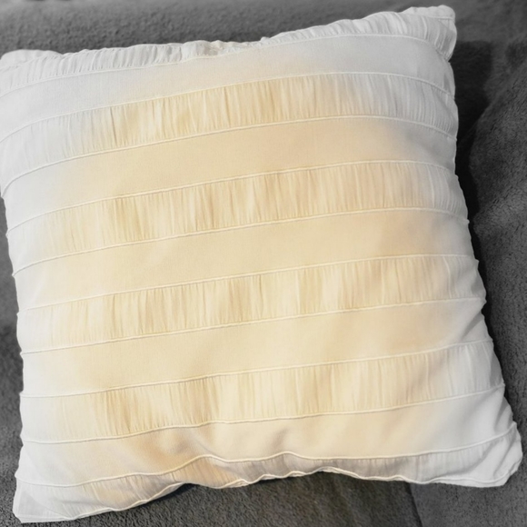 AS NEW 2x 40cm square cream colour cushions w removal covers - Picture 3 of 6